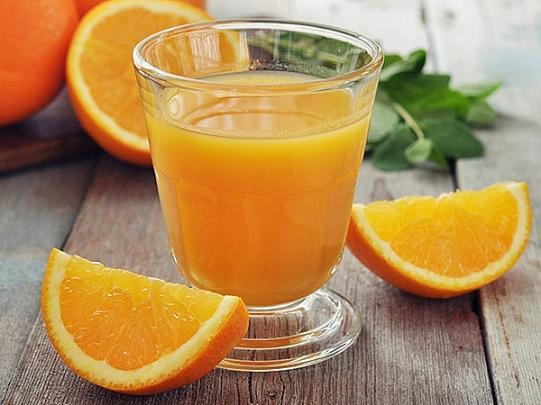 Nên uống nước cam vào buổi sáng, sau ăn 1-2 giờ.